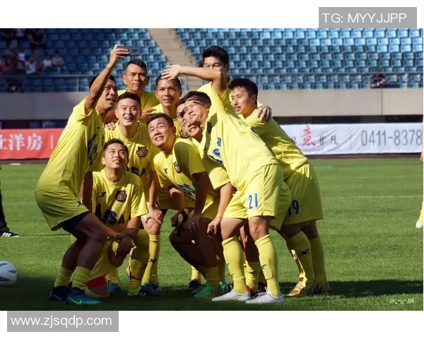 香港足球明星队全体球员展现团结拼搏精神助力足球事业发展 香港足球明星队全体球员展现团结拼搏精神助力足球事业发展